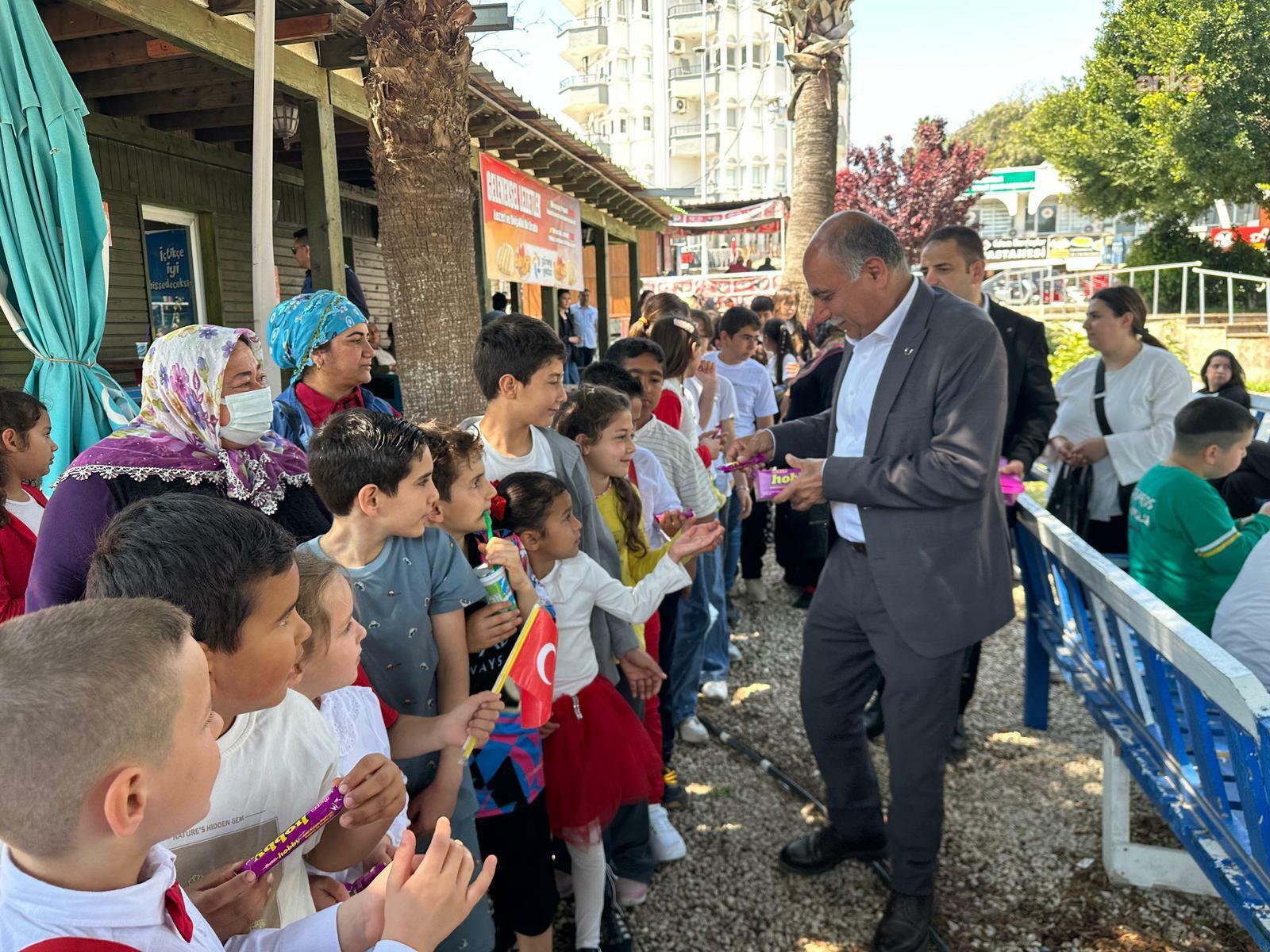 Yumurtalık'ta 23 Nisan neşesi... Başkan Altıok’tan çocuklara döner ve çikolata ikramı