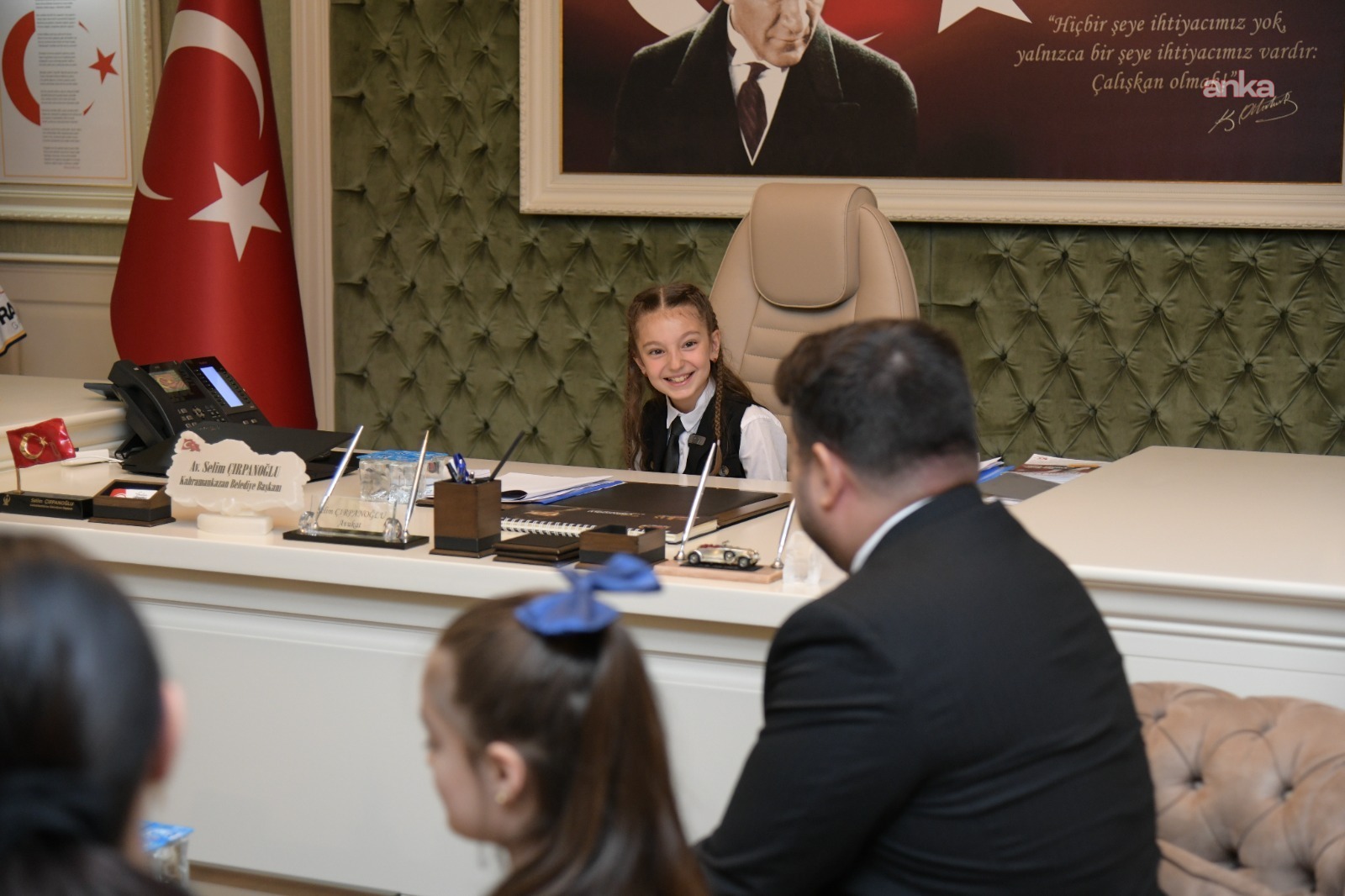 Kahramankazan Belediye Başkanı Çırpanoğlu, 23 Nisan'da koltuğunu ilkokul öğrencilerine bıraktı