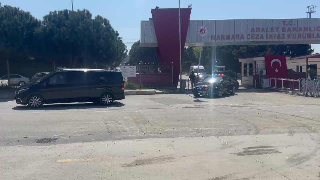 Özgür Özel, Silivri Cezaevi'nde İmamoğlu ve Adıgüzel'i ziyaret etti