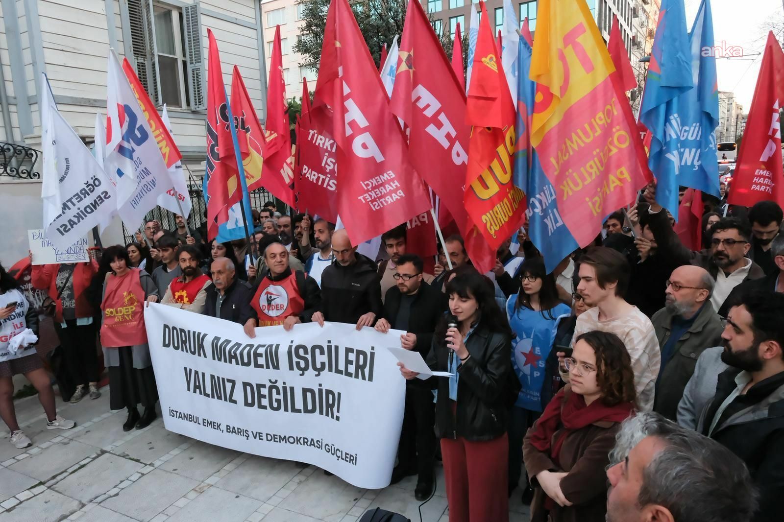 Doruk Madencilik işçilerine Kadıköy'den destek: Açlıkla sınanan madenciler, diğer direnişteki işçiler gibi mücadele edecek, kazanacak!