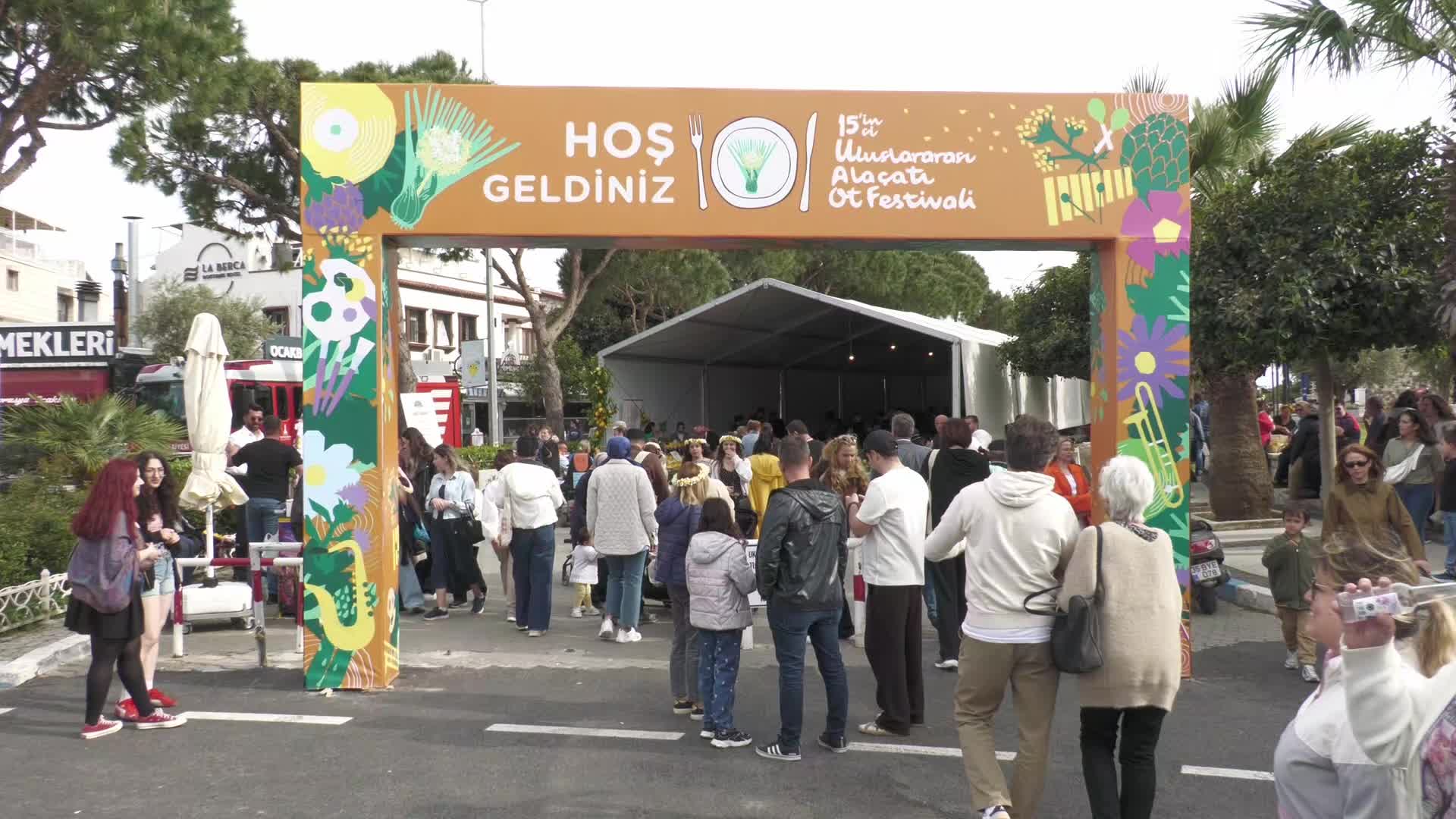 Alaçatı Ot Festivali’nde tezgâhlar doldu, üretici ve ziyaretçi memnun