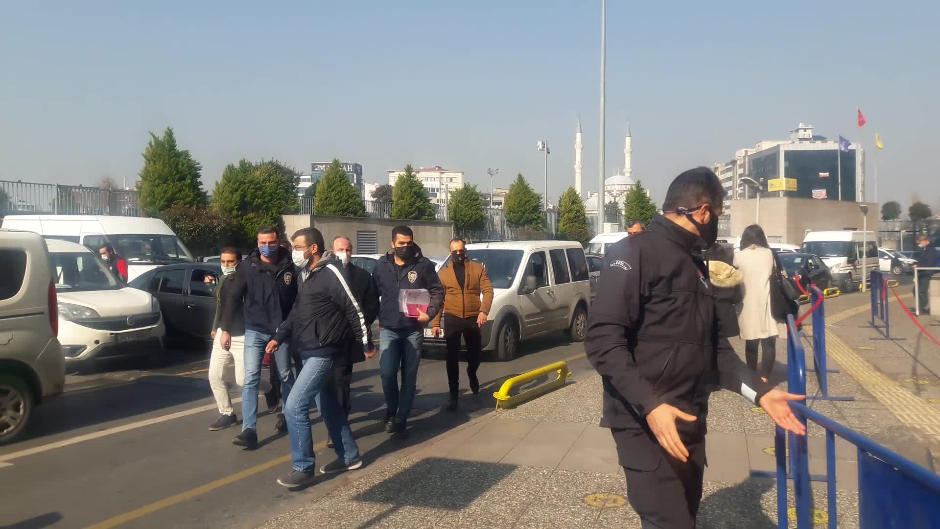 AKP'Lİ ÖZLEM ZENGİN'E  HAKARET EDEN AVUKAT İSTANBUL ADALET SARAYI'NA GETİRİLDİ