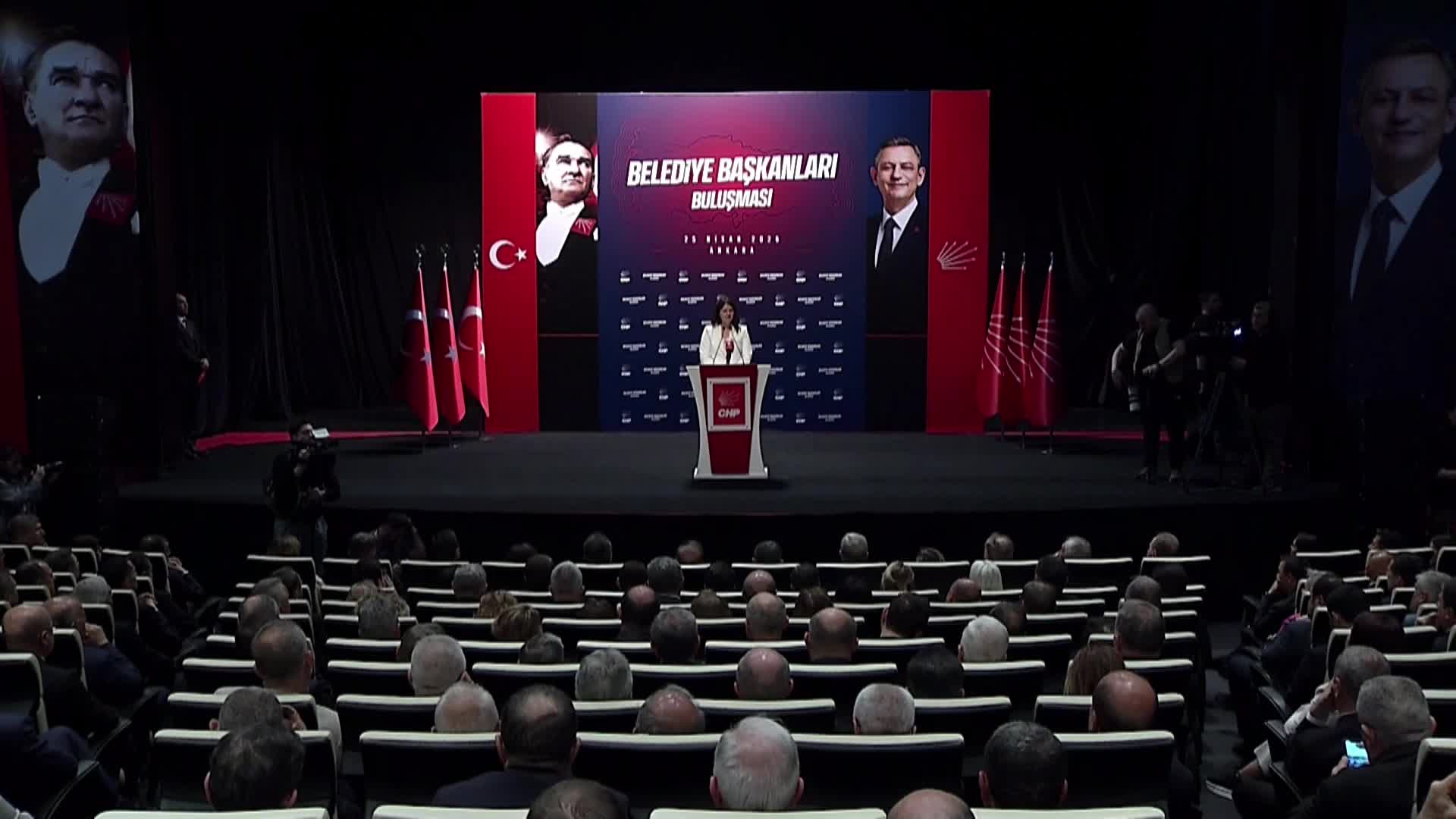 CHP'nin Belediye Başkanları Buluşması... Filiz Gencan Akın: Biz buradayız, geri adım atmıyoruz ve bu mücadeleyi büyütüyoruz