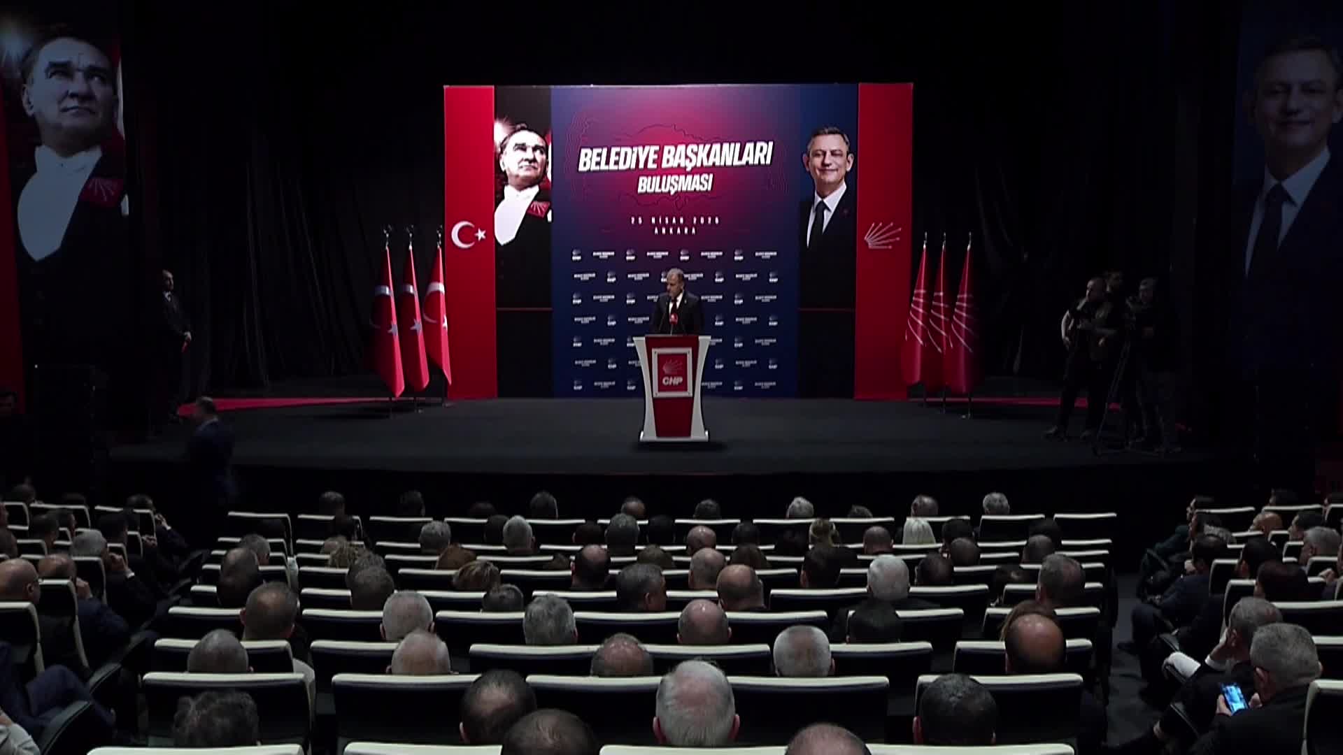 CHP'nin Belediye Başkanları Buluşması... Vahap Seçer: "İktidar ne yaparsa yapsın inanılmaz bir yıpranmışlığı var, bir türlü arabayı toparlayamıyor"
