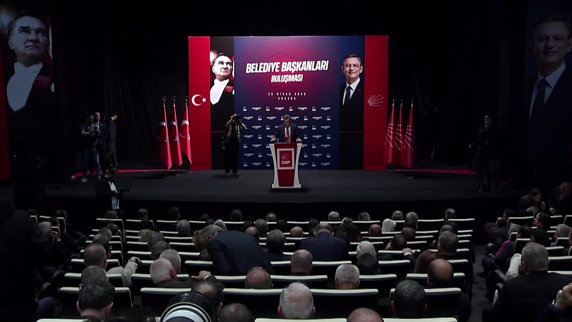 CHP'nin Belediye Başkanları Buluşması... Özgür Özel: "Dostuna güven, olmayana kaygı veren ama dost olmayanın ağzına laf vermek yerine sessiz kalmayı bilen bir yönetim anlayışıyla yola çıktık"