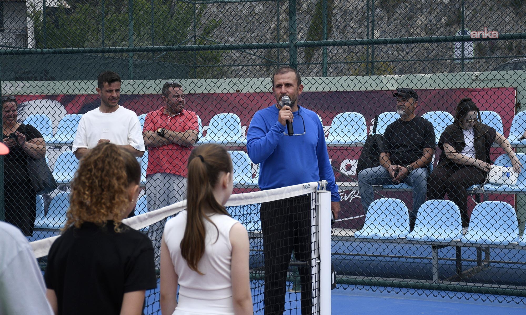 Kuşadası'nda 23 Nisan kutlamaları kapsamında düzenlenen tenis turnuvası sürüyor