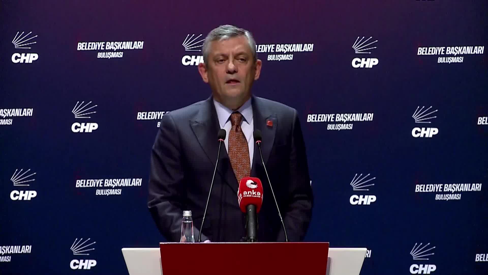 CHP'nin Belediye Başkanları Buluşması... Özgür Özel: "'Hiçbir suçun yok ama kesin işledin ben bulamıyorum yine de seni tutukluyorum' diyeni Onursal'ın ve Algı'nın gözyaşları boğacak"