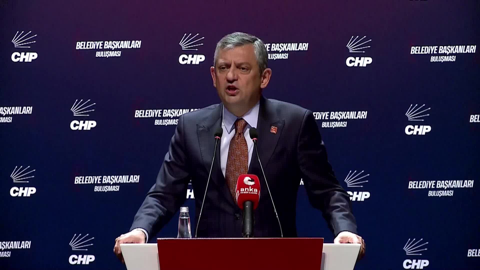 CHP'nin Belediye Başkanları Buluşması... Özgür Özel: "AK Parti’ye, MHP’ye oy veren hiç korkmasın. Ne devri sabık yaratırız, ne kin güderiz. Ama bu haysiyet cellatlarını unutursak şerefsiziz"