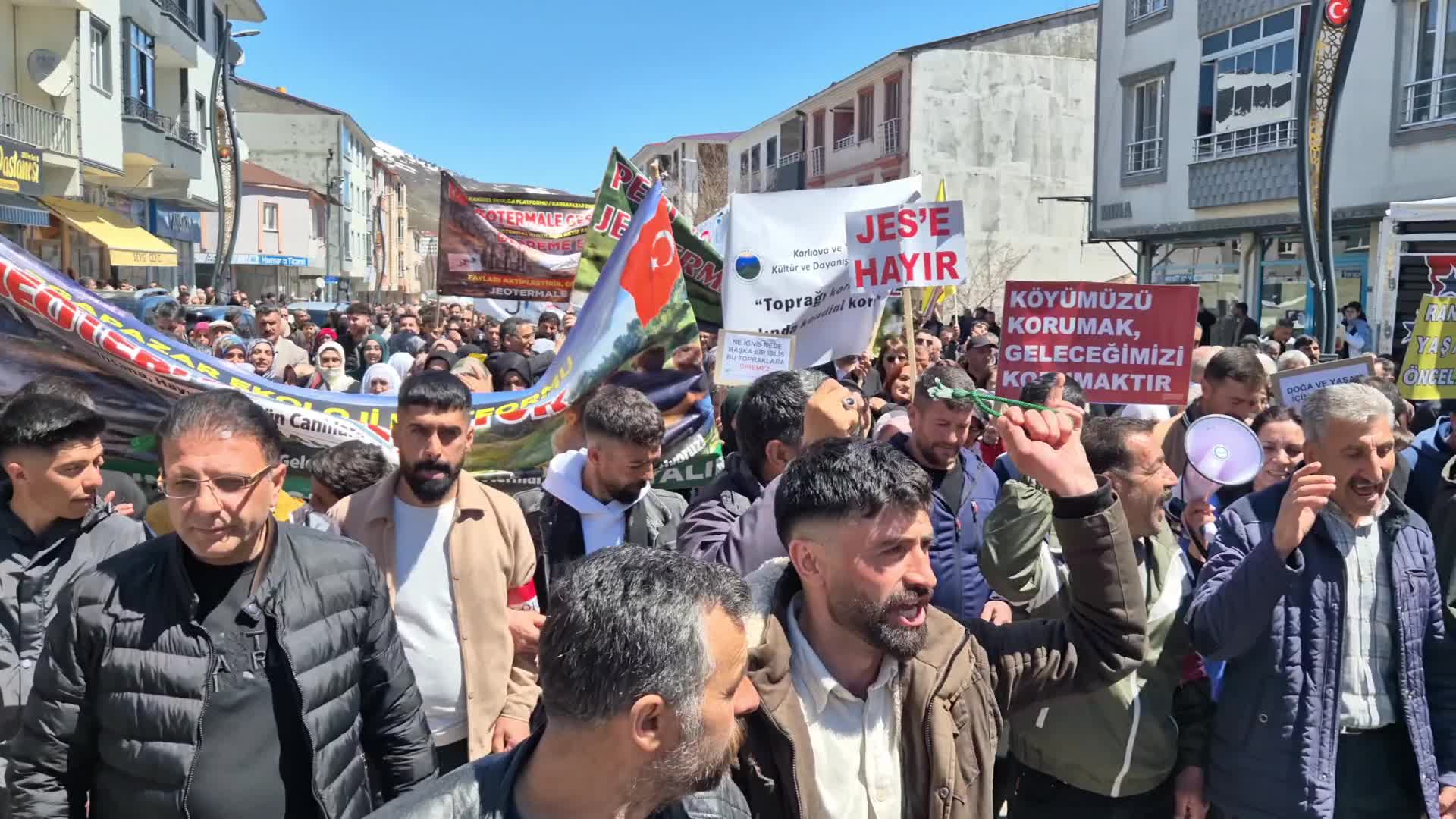 Bingöl'de jeotermal sondajlara karşı ortak eylem: Biz canımızı veririz ama topraklarımızı bu sahtekarlara vermeyiz"