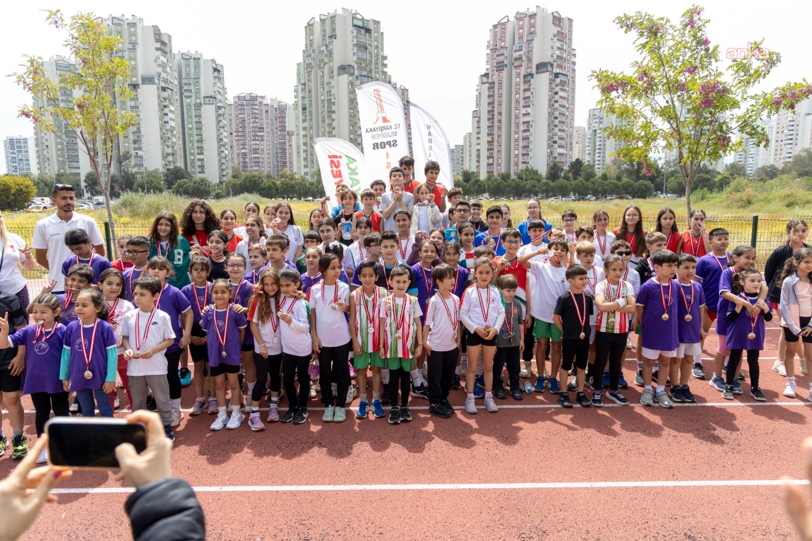 Karşıyaka’da 23 Nisan coşkusu atletizm pistine taşındı