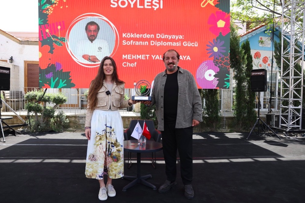 Alaçatı Ot Festivali’nde yoğun cumartesi… Çeşme Belediye Başkanı Denizli: “13 ülkeden 50 yabancı şefimiz, Ege mutfağının eşsiz otlarıyla özgün tarifler hazırlıyor”