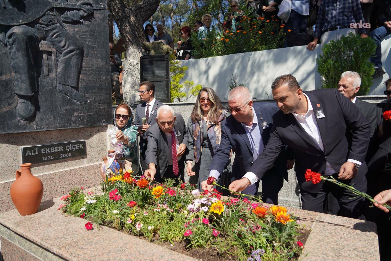 Sanatçı Ali Ekber Çiçek, Edremit’te mezarı başında anıldı