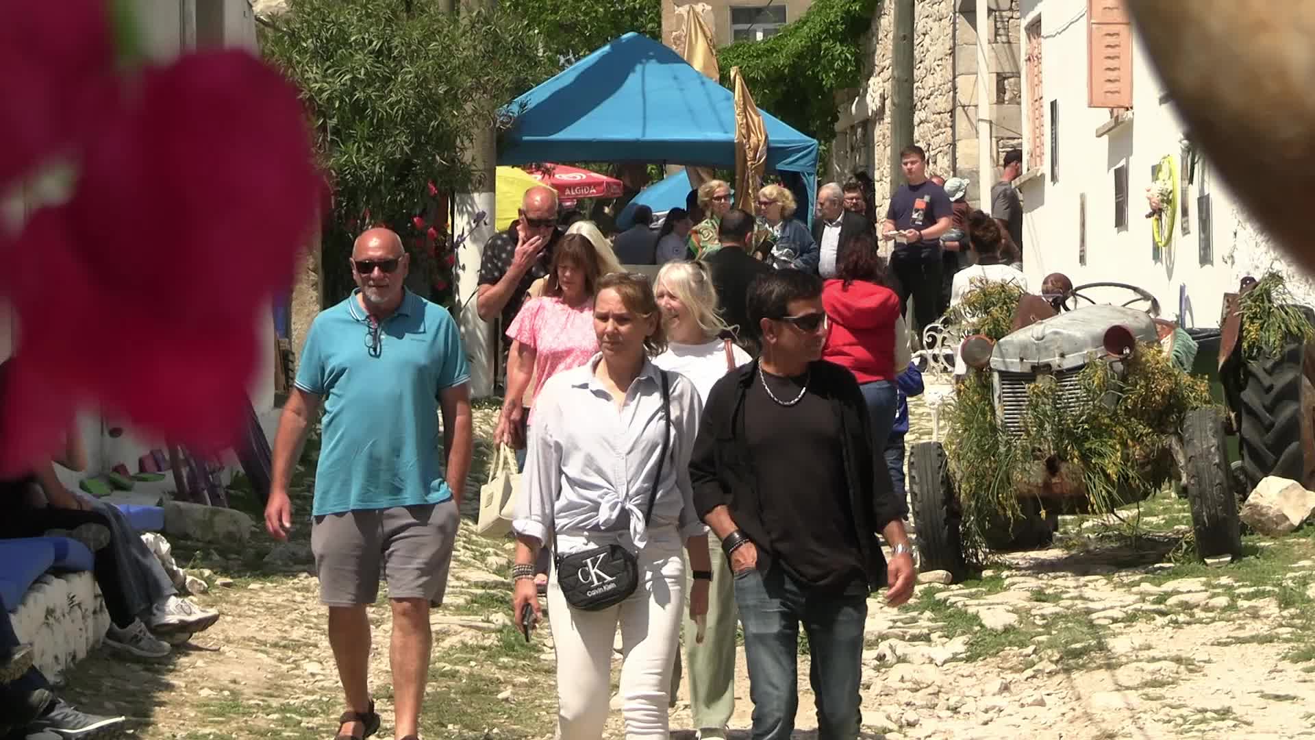 Ege Lezzetleri Festivali’nde mutfaktaki yemekler kazanç oluyor... Didim Belediye Başkanı Gençay: "‘Silkeleyin’ dediler, biz de sosyal belediyeciliği halkla birlikte hayata geçirdik"
