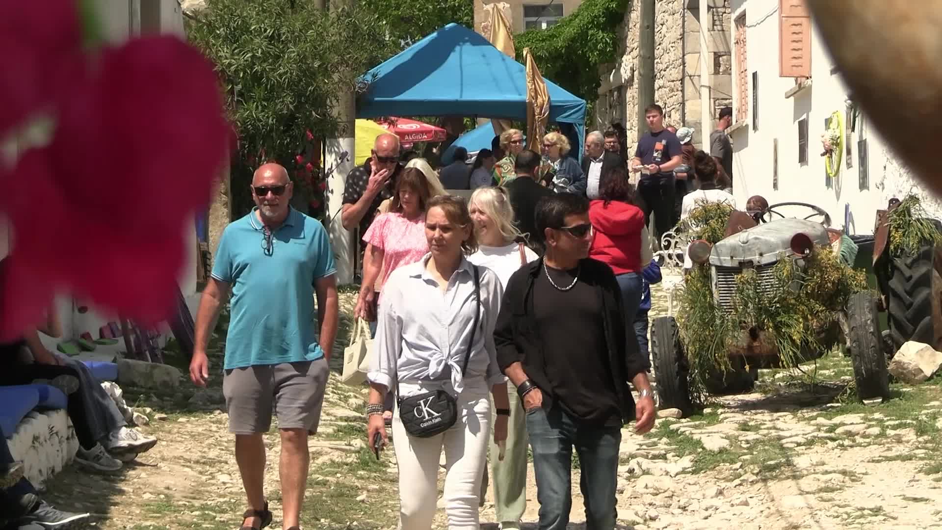 Ege Lezzetleri Festivali’nde mutfaktaki yemekler kazanca dönüşüyor... Ayten Gündüz: "Emekli olunca geçinmek çok zor. Festival geçimimiz için güzel oldu"