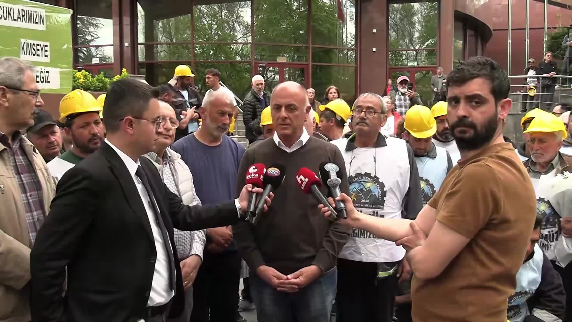 CHP'li kurmaylardan eylemdeki Doruk Madencilik işçilerine destek ziyareti... CHP'li Özlale'den Doruk Madencilik yetkililerine: "Burası vahşi batı değil"