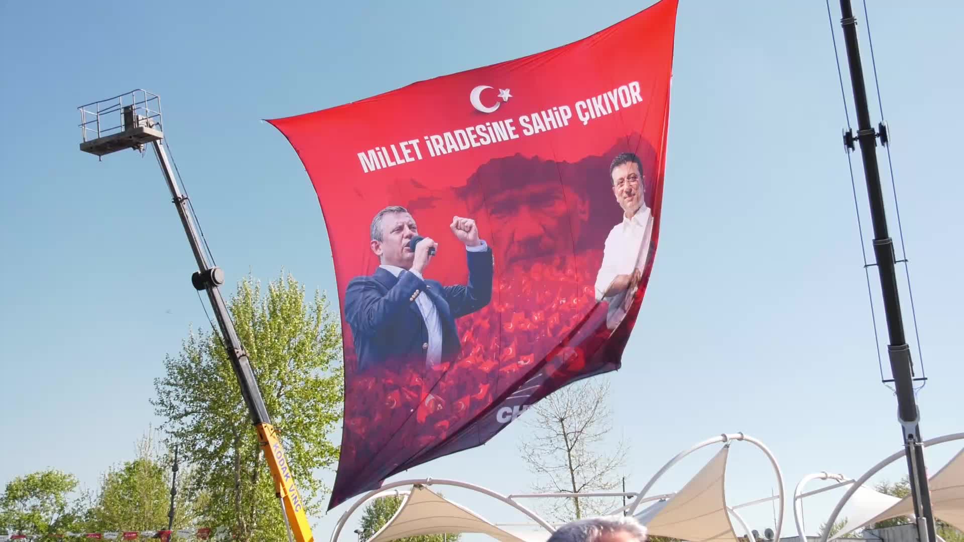 AK Parti’nin yüzde 47 oy aldığı Sakarya’da miting meydanını dolduran binlerce yurttaşa seslenen Özgür Özel: “Sakarya, bundan sonra milletin kalesidir”