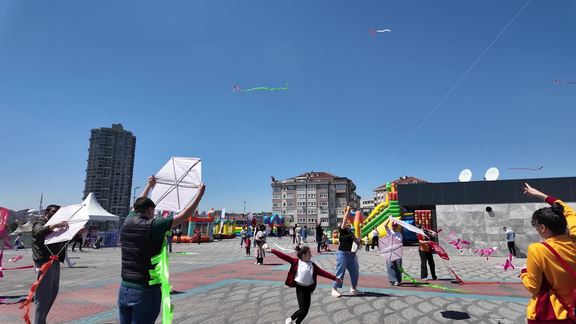 Çekmeköy'de uçurtmalar gökyüzünü renklendirdi