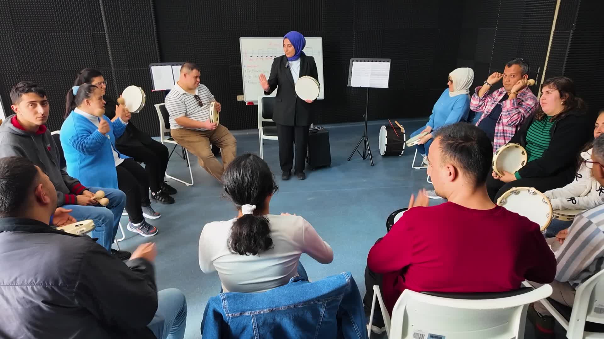Mersin Büyükşehir Belediyesi, engelleri bu kez müziğin ritmi ile aşıyor