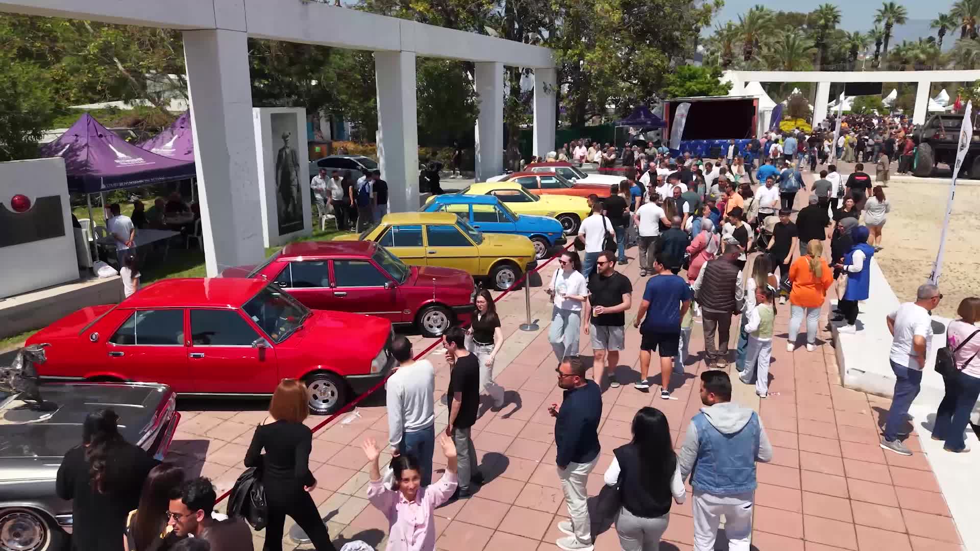 Klasik Otomobil Sergisi ziyaretçilerini zaman yolculuğuna çıkardı