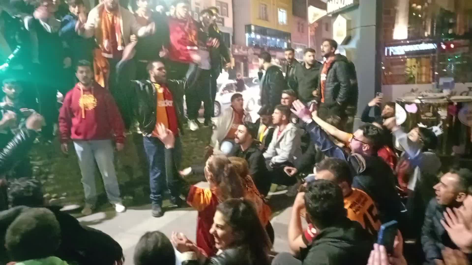Galatasaray taraftarları Kars’ta Fenerbahçe galibiyetini kutladı
