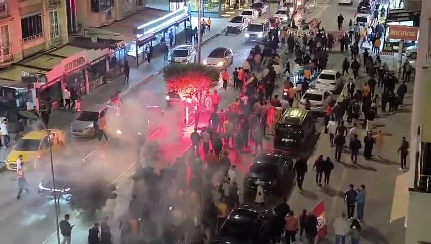 Iğdır’da Galatasaraylılar, Fenerbahçe galibiyetinin ardından sokaklara döküldü