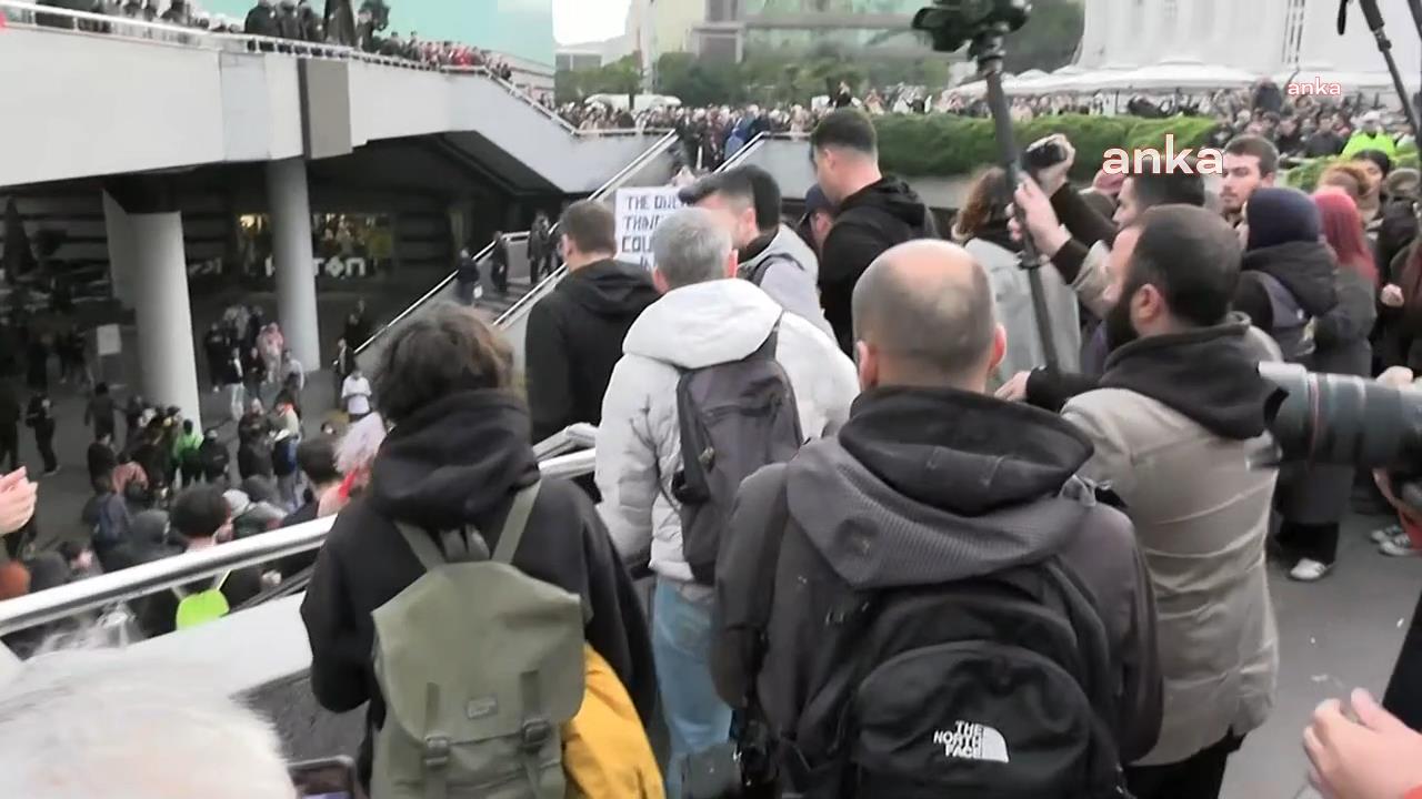 19 Mart sürecinde Cevahir AVM önünde açıklama yapmak isterken gözaltına alınıp haklarında dava açılan 125 kişinin duruşması 6 ay sonraya ertelendi, avukatlar tepki gösterdi
