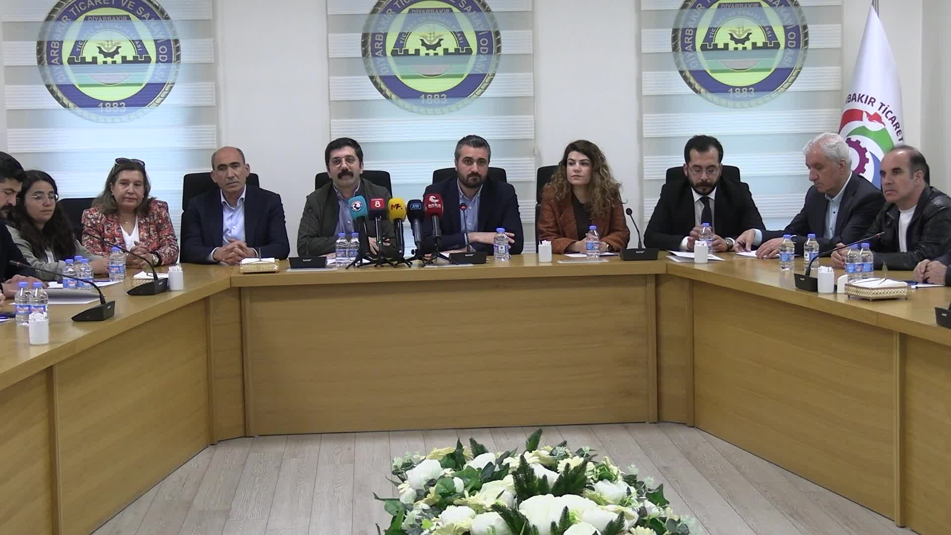 Diyarbakır Kent Koruma ve Dayanışma Platformu: "Yardım konvoyumuzun Suriye Geçici Hükümeti tarafından Kobani’ye geçişine izin verilmiyor"