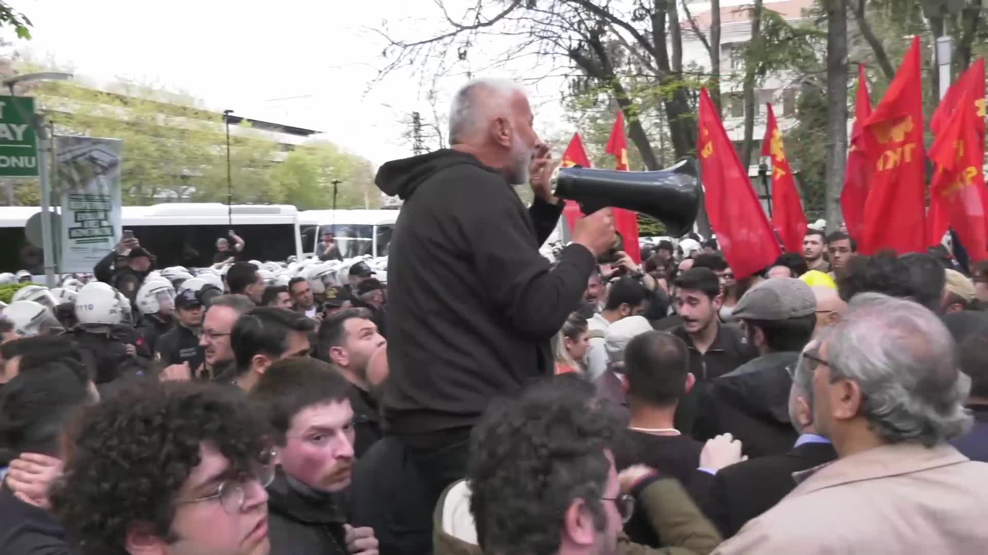 Doruk Madencilik işçilerinin Enerji Bakanlığı'na yürüyüşüne polis müdahale etti... Başaran Aksu: "Bakanlar kavga etmek istiyorsa buradayız"