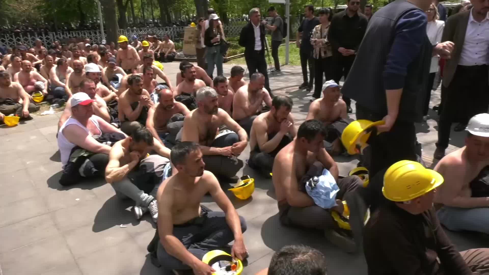 Doruk maden işçileri oturma eyleminde: "Biz devlete mi saldırıyoruz, vatan haini miyiz, bizim etrafımızı kuşatıyorsunuz?"