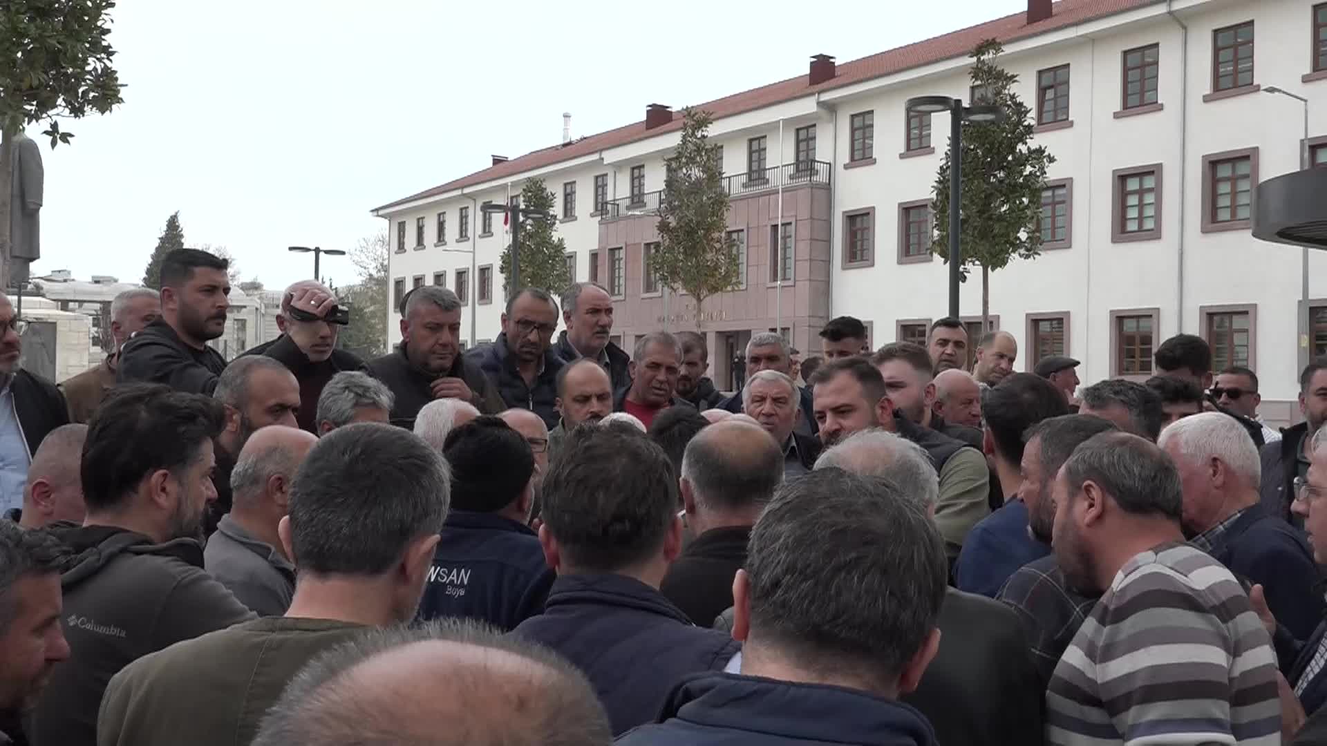 Malatya oto sanayi esnafı valilik önünde toplandı: “Üç günde çıkın diyorlar, dükkân istiyoruz”