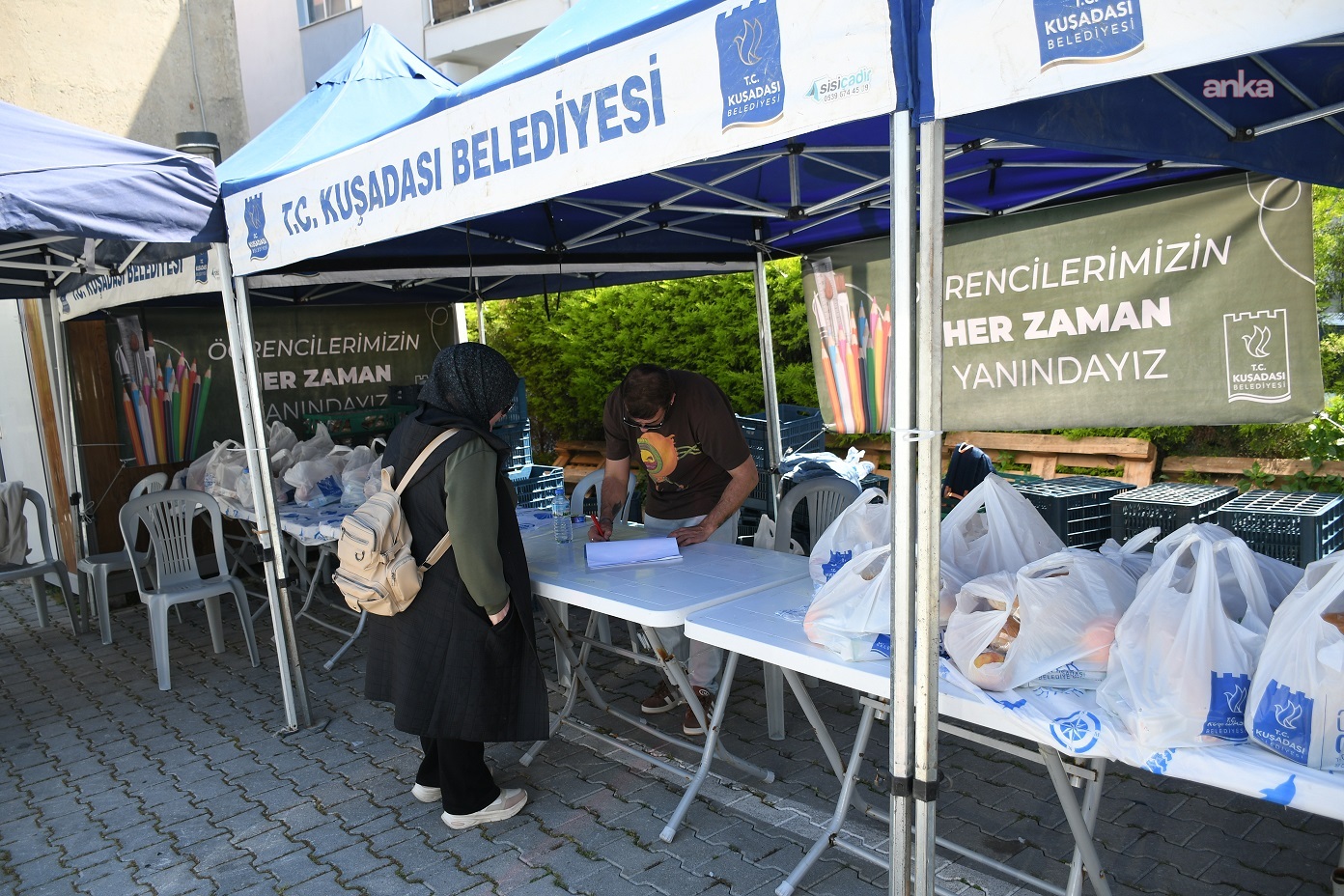 Kuşadası Belediyesi’nin “Beslenme Çantası Desteği” sürüyor