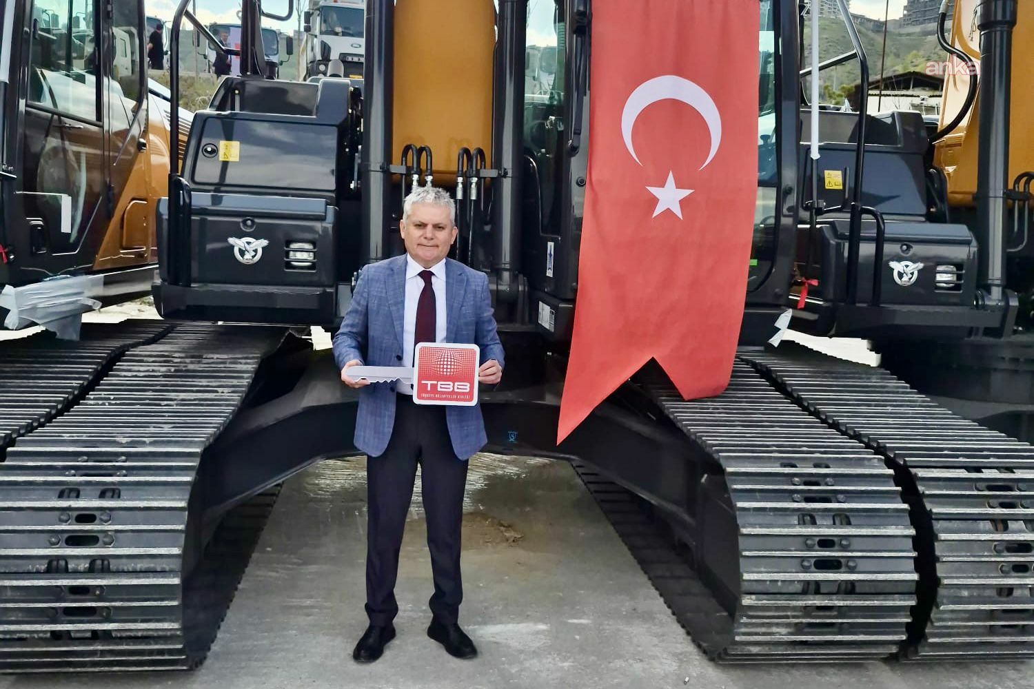 Giresun Belediyesi'ne Türkiye Belediyeler Birliği tarafından iş makinesi desteği