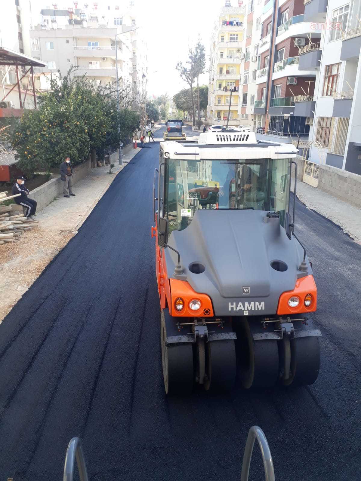 MERSİN BÜYÜKŞEHİR, SICAK ASFALT ÇALIŞMALARINI KENT GENELİNE YAYIYOR