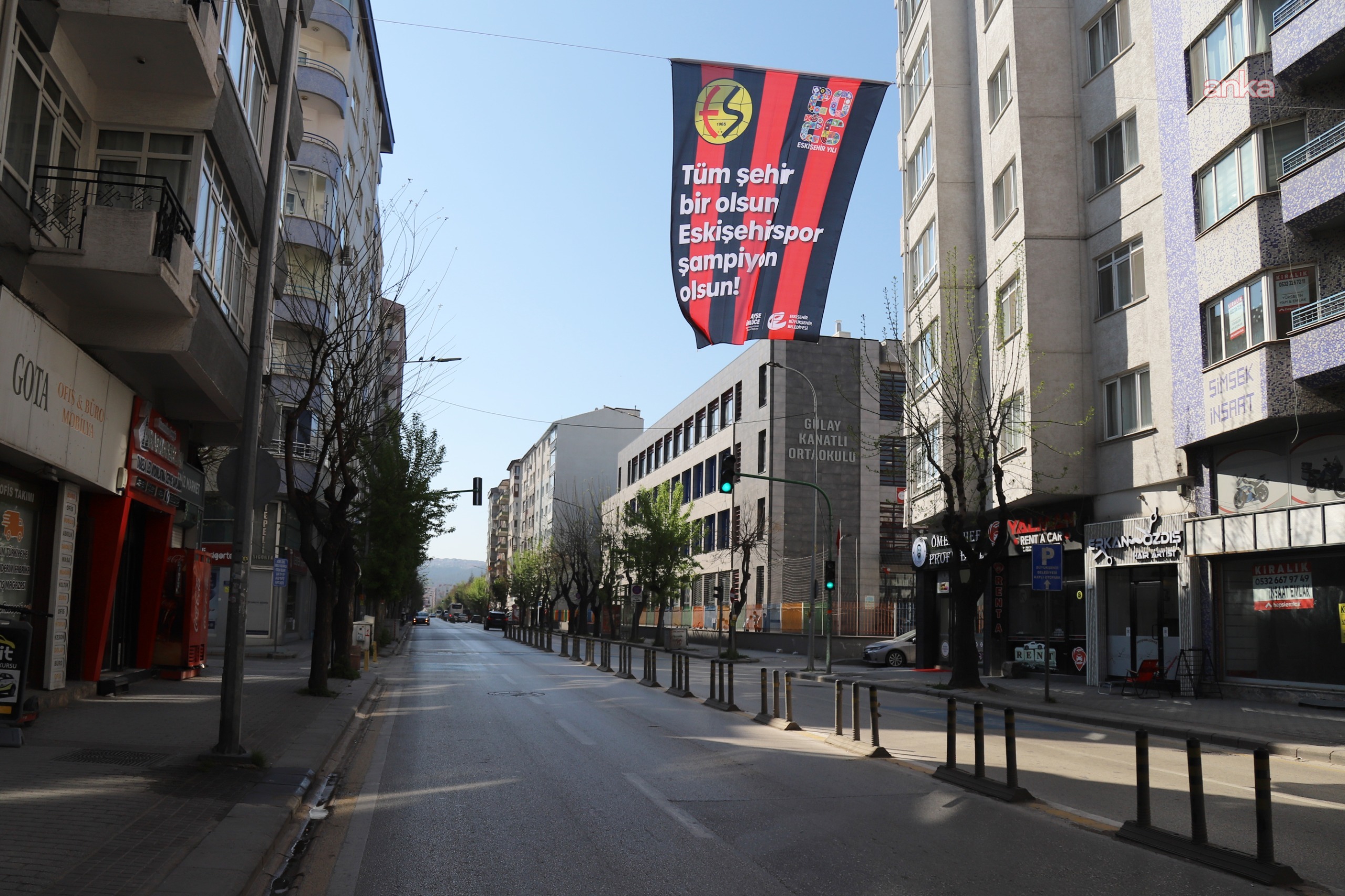 Eskişehir Büyükşehir Belediyesi, Balıkesir karşılaşması öncesi kenti Eskişehirspor bayraklarıyla donattı