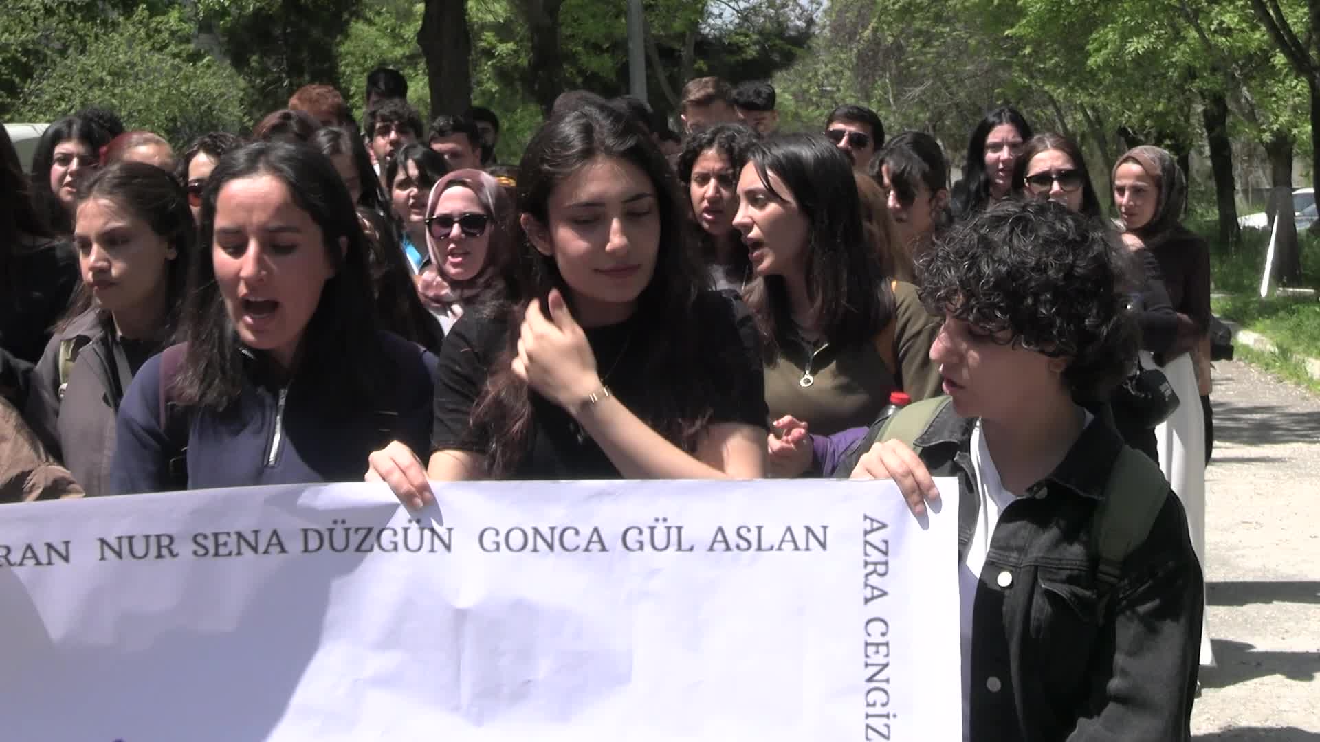 Diyarbakır’da kadın cinayetlerine karşı yürüyen üniversite öğrencileri: Her şüpheli ölüm, her faili meçhul dosya titizlikle araştırılmalı