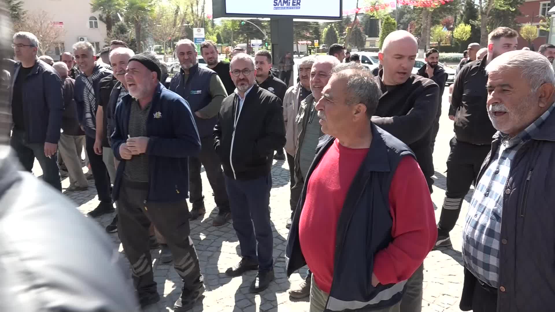 Malatya'da iş yerlerini boşaltmaları için üç gün süre tanınan sanayi esnafından belediye önünde tepki: “Sahipsiz Malatya, sahipsiz sanayi”