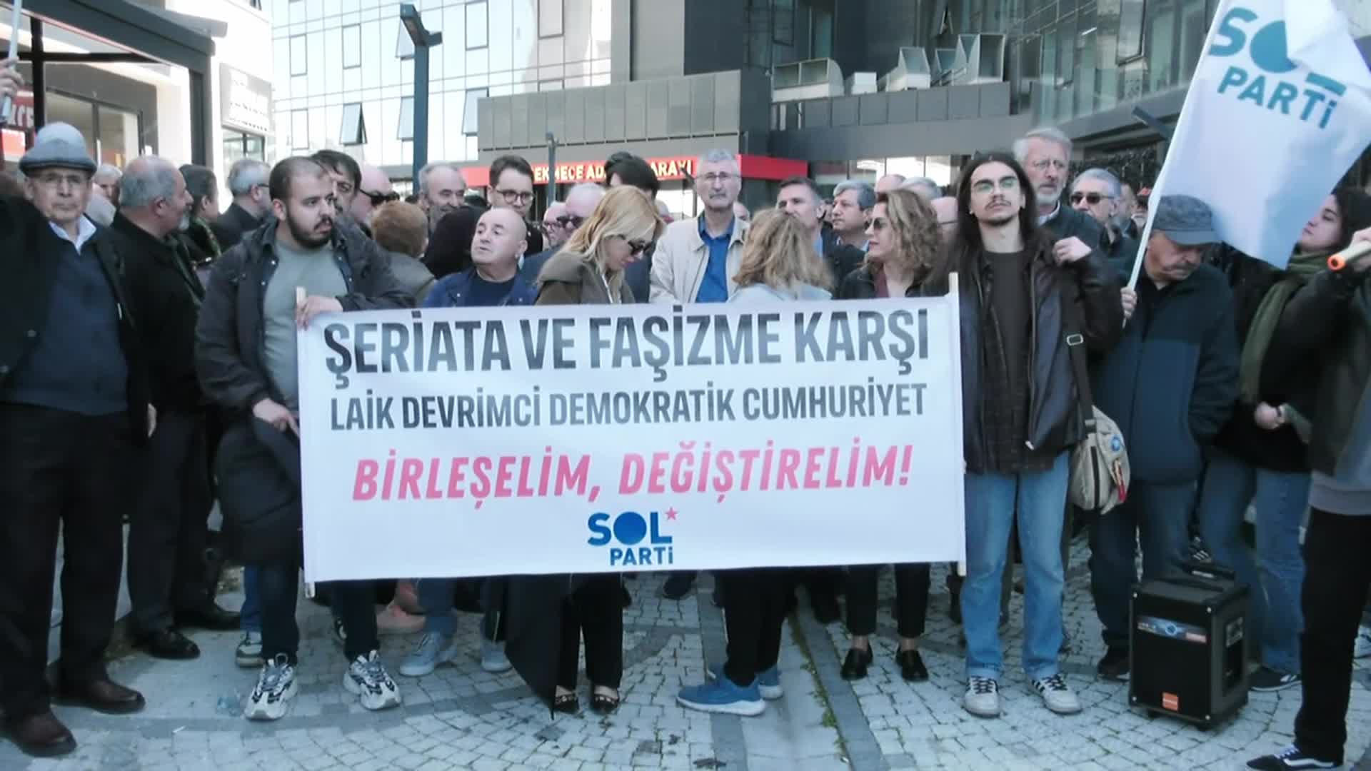 SOL Parti üyelerinin pankart davası öncesinde açıklama: “Laikliği savunanlar susturulmak istenmektedir”