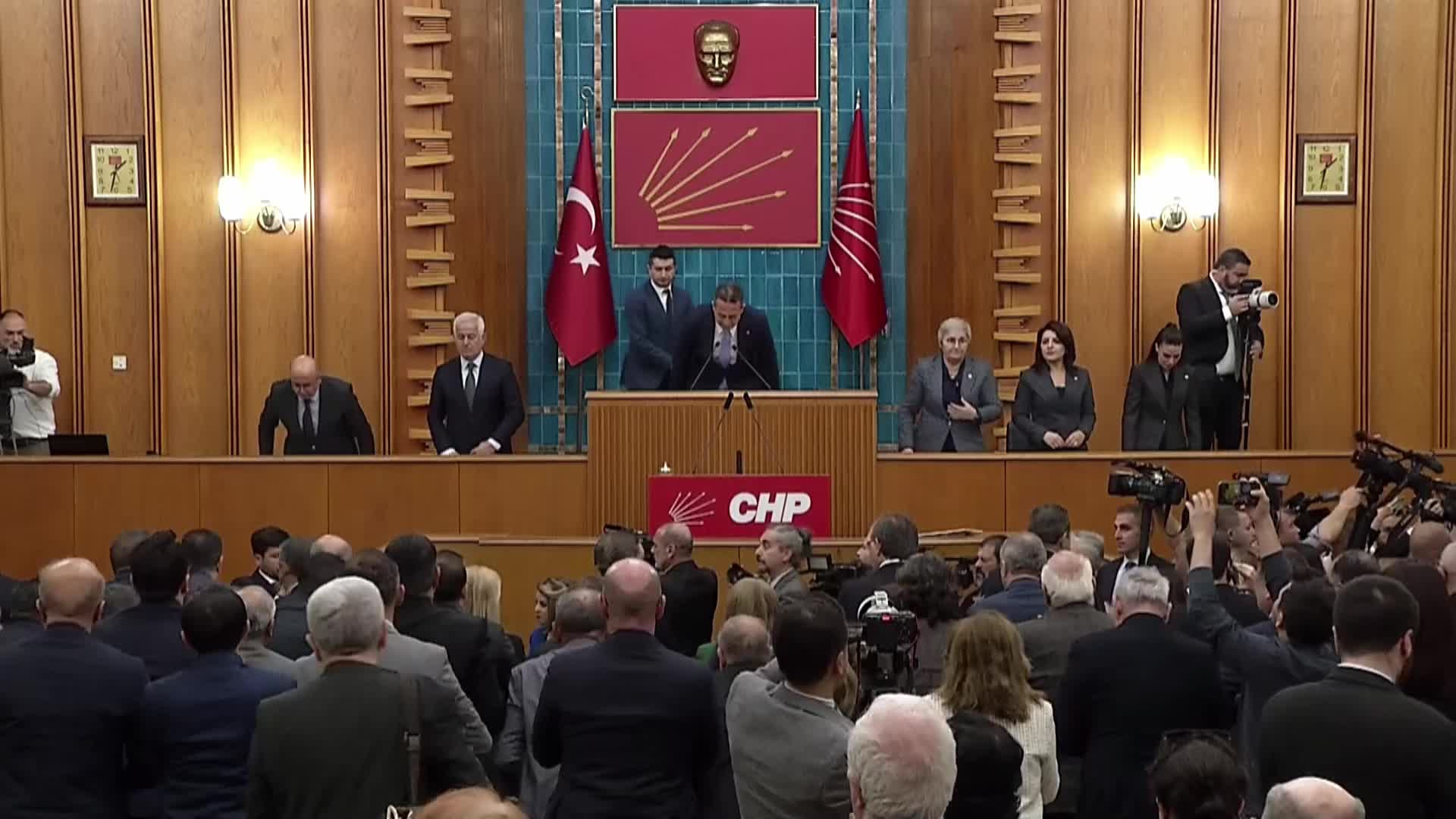 CHP grup toplantısı... Özgür Özel: "Türkiye işçi sınıfının önünde and içiyoruz ki CHP gelecek, tüm işçiler sendikal haklarına kavuşacak"