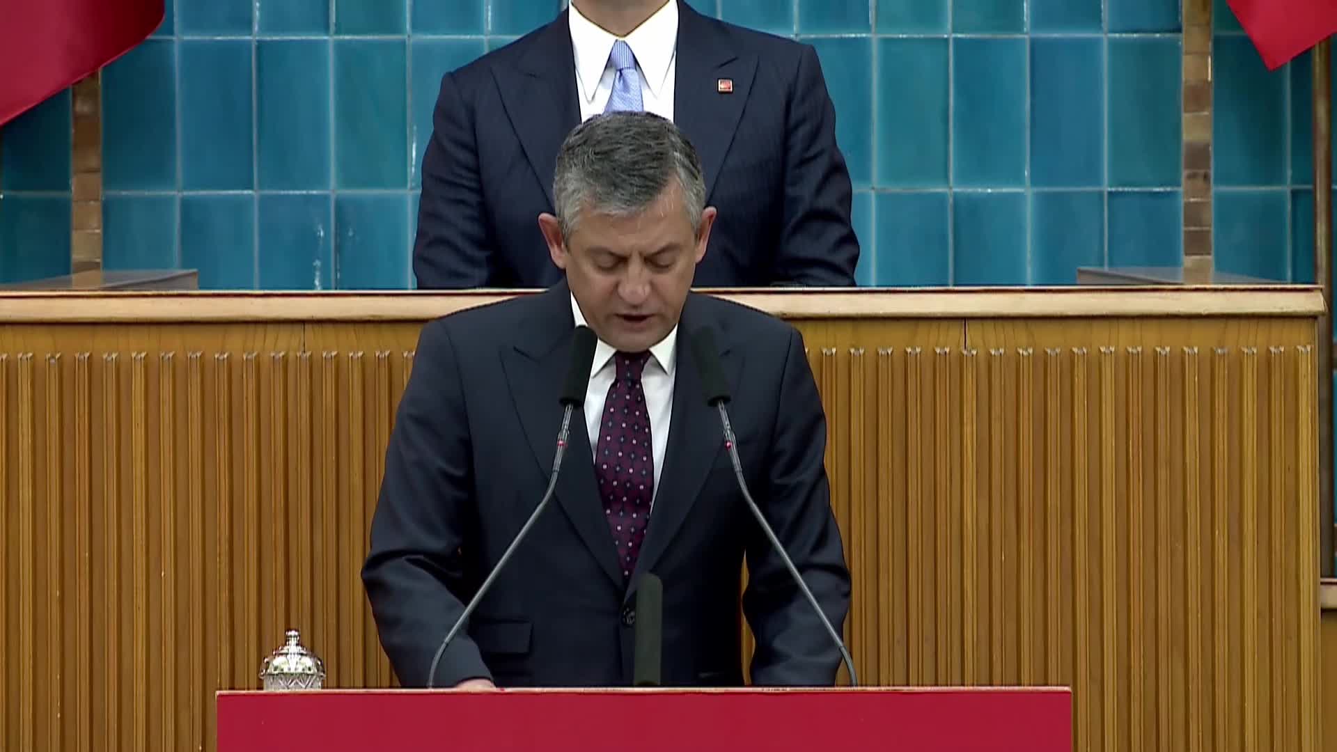 CHP grup toplantısı... Özgür Özel: "Cumhuriyeti cumhuriyet yapan bütün bu kurumları sattılar ve o parayı bu yıl faize ödüyorlar"