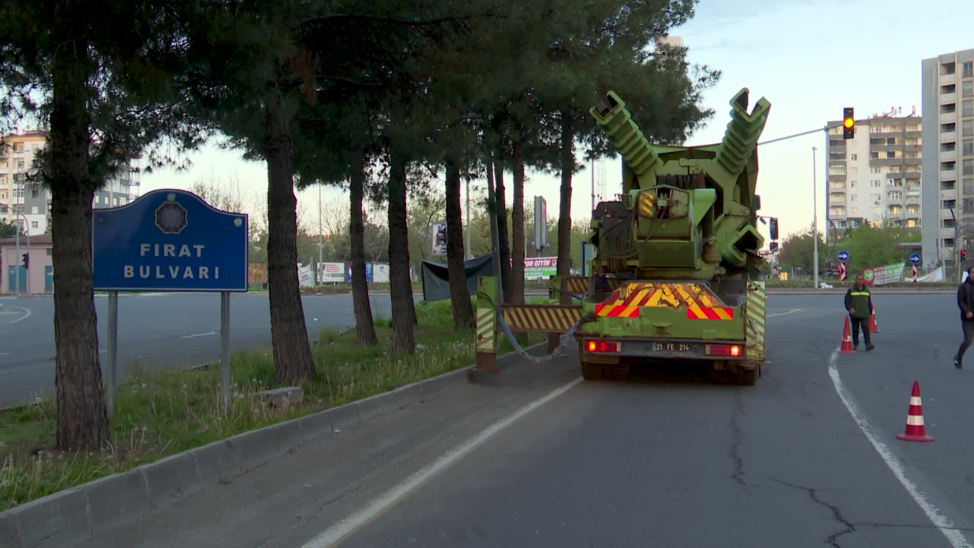 Diyarbakır’da ağaç sökümü tartışması...Büyükşehir Belediyesi, yapılan ankette halkın projeye onay verdiğini belirtti, çevreciler oturma eylemi yaptı