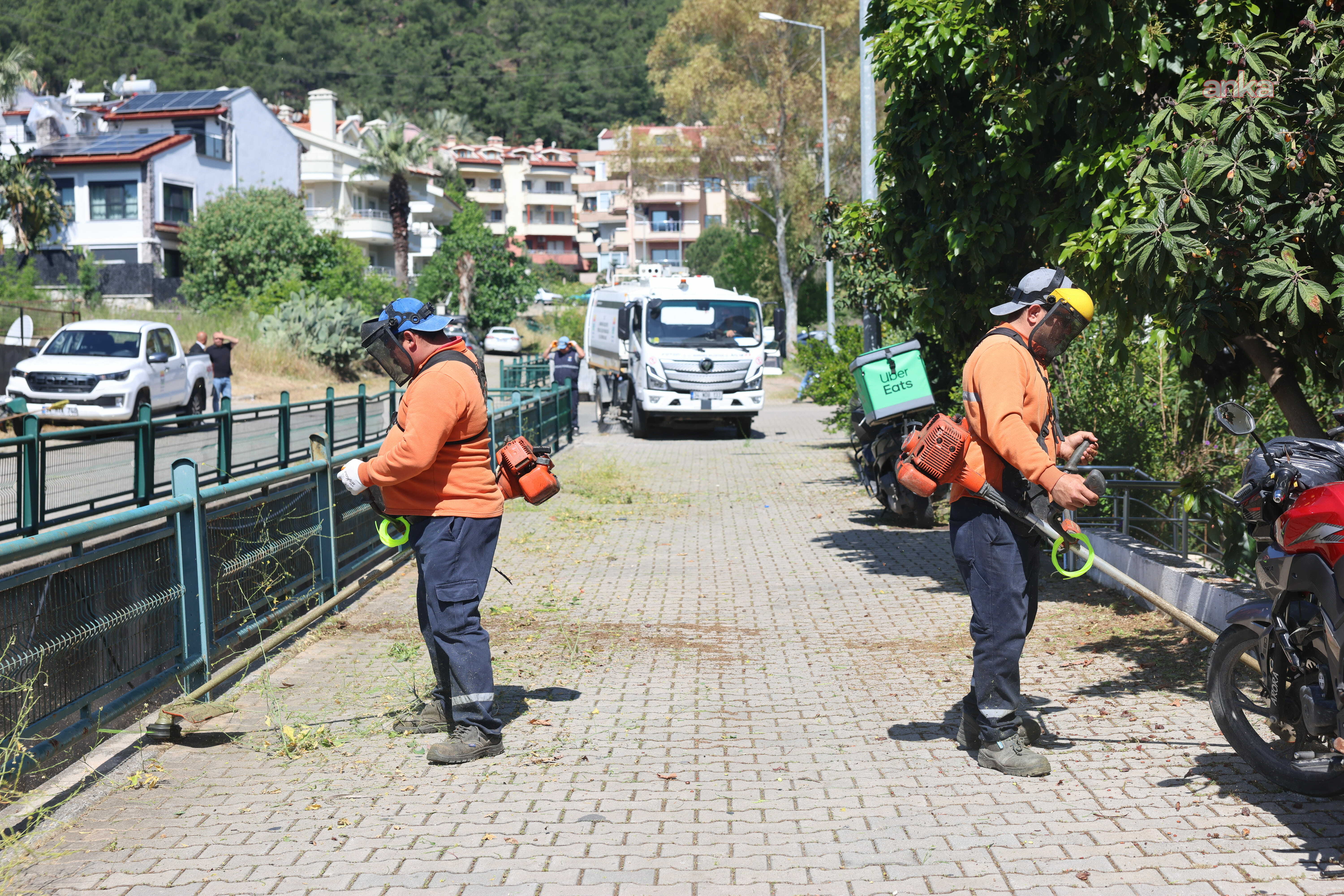 Marmaris Belediyesi ekipleri, ilçeyi yaz sezonuna hazırlıyor