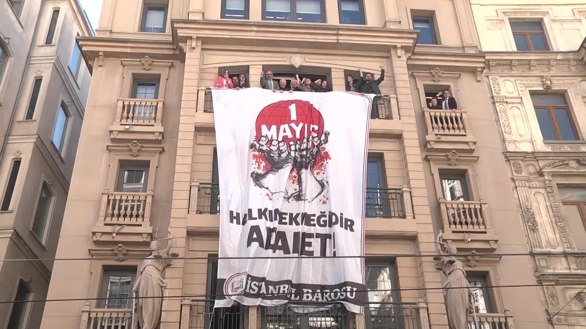 İstanbul Barosu binasına “Halkın ekmeğidir adalet” pankartı asıldı