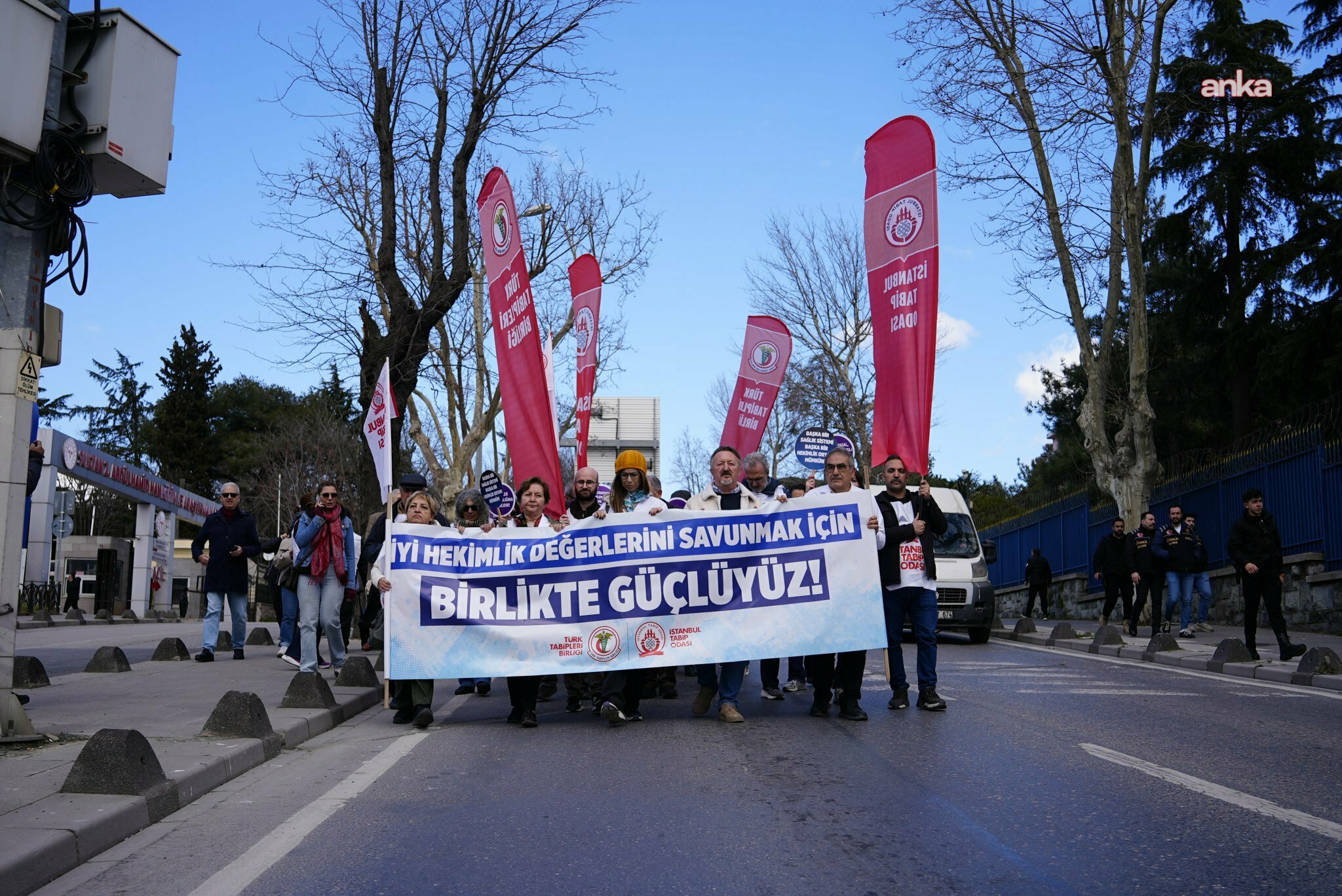 İstanbul Tabip Odası'ndan 1 Mayıs açıklaması: Her gün yayımlanan yeni yönetmeliklerle haklarımız tırpanlanıyor, hasta-hekim ilişkisi olumsuz etkileniyor
