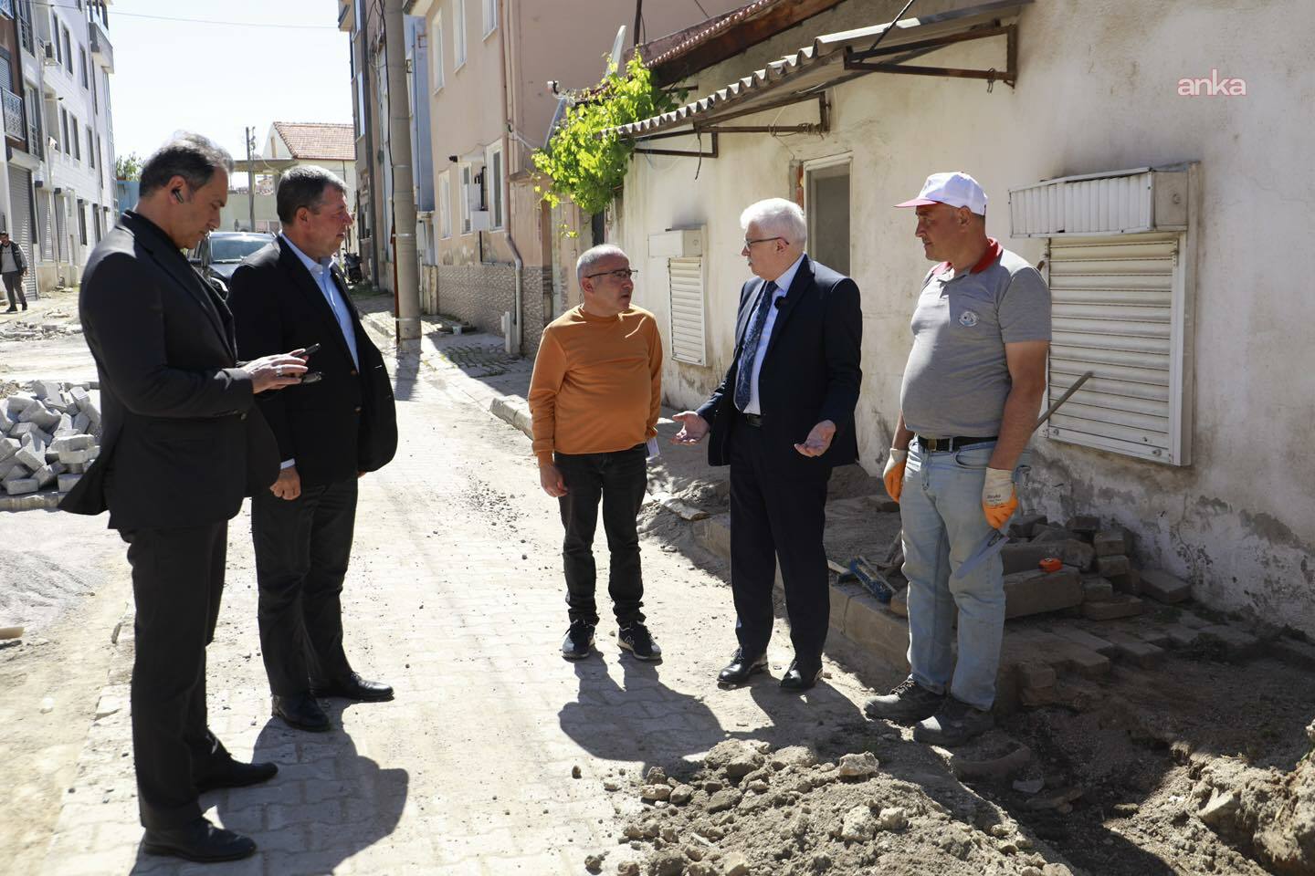 Burhaniye Belediye Başkanı Deveciler, sahadaki çalışmaları inceledi