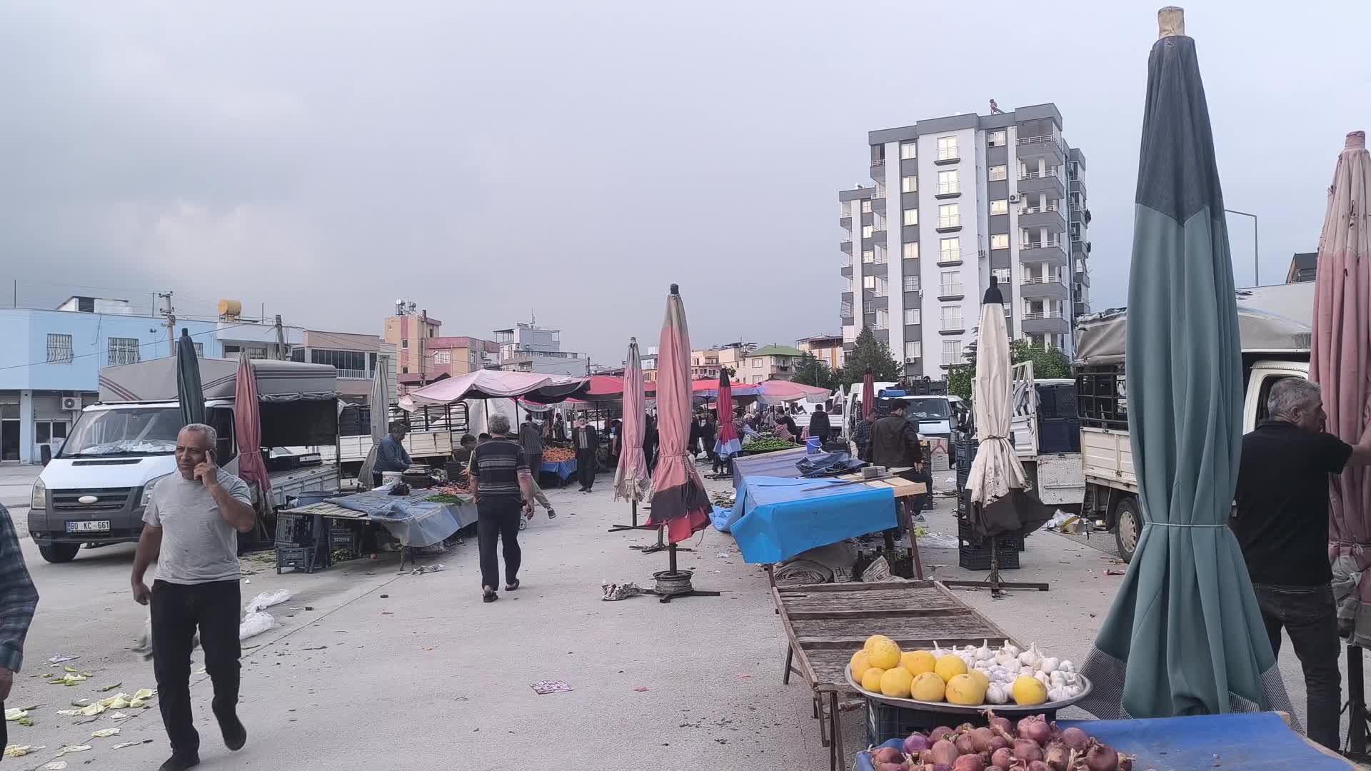 Semt pazarında vatandaş yerdeki sebze ve meyveleri topladı