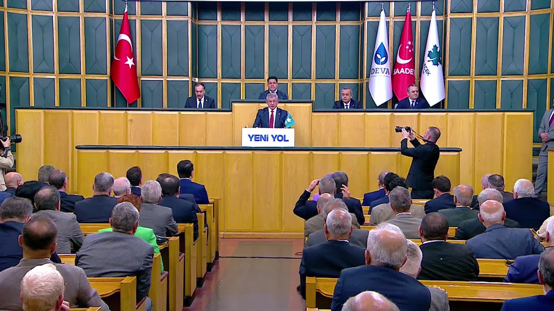 Yeni Yol Grup Toplantısı... Ahmet Davutoğlu'ndan Cumhurbaşkanı Erdoğan'a KHK’lı ailelere ilişkin çağrı: "Toplumsal barış iklimi yakalayalım, siz yaparsanız bu işler yürüyor"