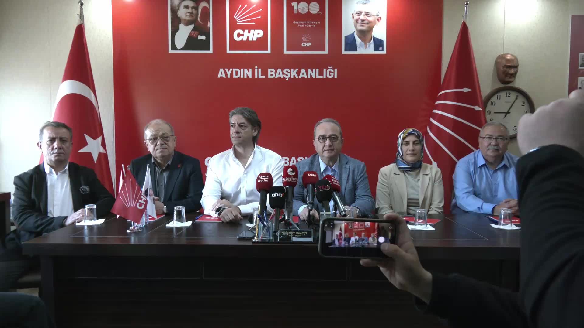 CHP'li Tezcan: Koçarlı Belediye Başkanı Özgür Arıcı, CHP belediye başkanı olarak seçilmiştir ve görevine devam etmektedir