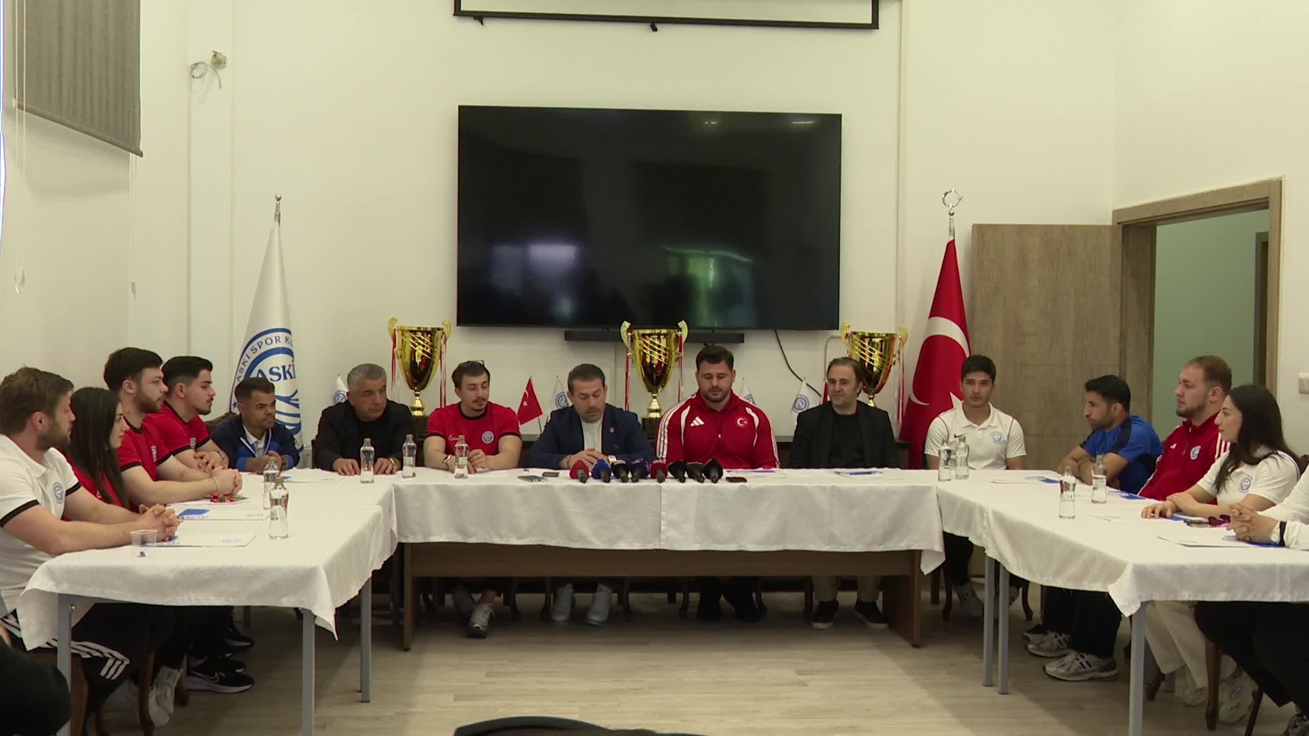 Avrupa Güreş Şampiyonası’nda 13. kez şampiyonluk kazanan Milli Güreşçi Kayaalp: "Allah'a şükürler olsun 13'üncü kez bu gururu ülkemize, halkımıza, kulübümüze yaşattık"