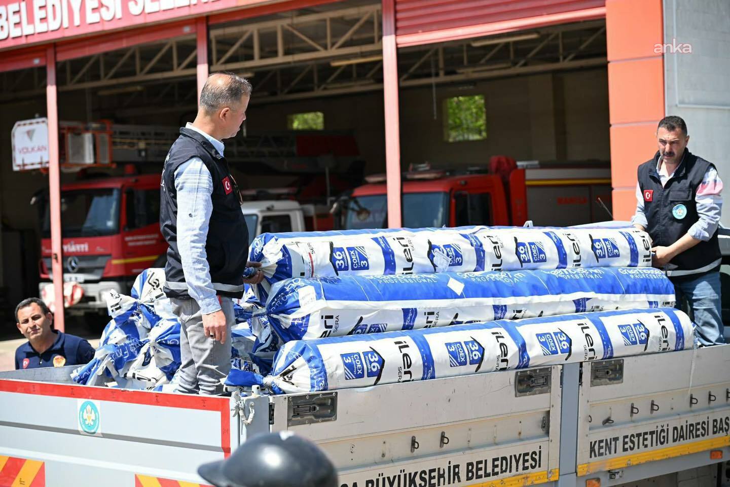 Manisa Büyükşehir Belediyesi’nden afetzede üreticilere sera naylonu desteği