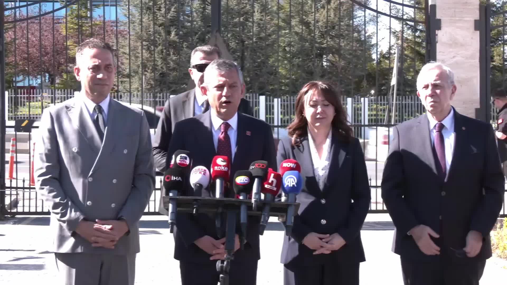 Özgür Özel, AYM Başkanı Özkaya ile görüştü… Özel’den Erdoğan’a: “Kendisine yapılan muameleyi İmamoğlu’na yapsın, bundan sonra bu konuda bir kelime eleştiri duymayacak”